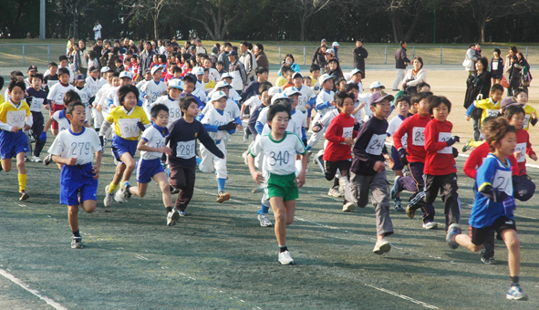勢いよく駆け出すちびっこランナーたち