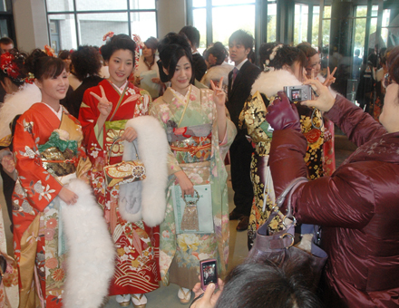 晴れ着姿で記念写真を撮る新成人