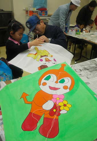 幼い子どもも楽しめた凧作り教室