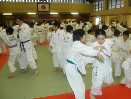 市内の柔道選手が一堂に集って行われた演武はじめ