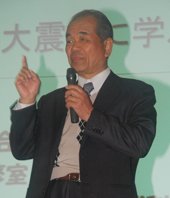 震災の体験を生徒たちに語りかける岡本武利さん
