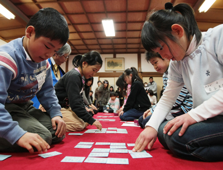 取り札と読み手の声に集中した五色百人一首大会