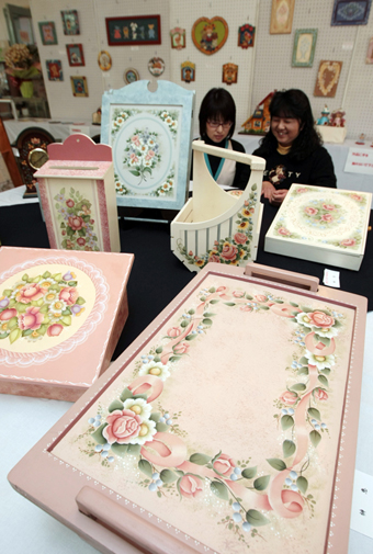 民俗資料館で開催中のトールペイント作品展
