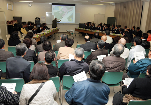 市内各地区で開催が始まった「まちづくり懇談会」=8日、城西公民館
