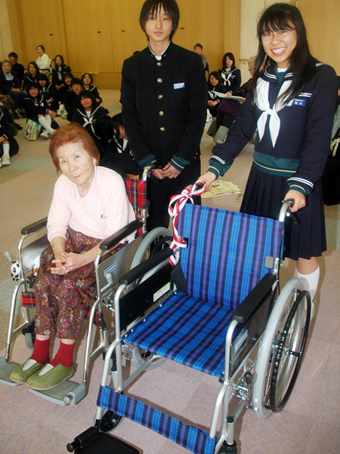 今年で通算20台になった赤穂西中学校の車いす寄贈