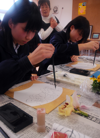 それぞれの思いを色紙に込めた卒業制作