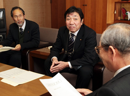 新総合計画への提言書を豆田正明市長に提出した池田芳伸議長(中)。左は釣昭彦副議長