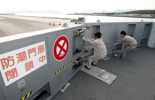 防潮扉を閉鎖する市職員
