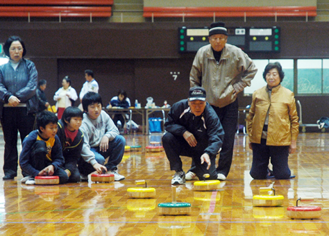 ストーンを弾く醍醐味を楽しんだ室内カーリング大会