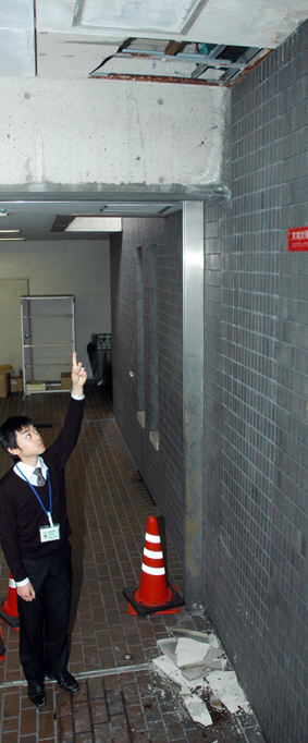 雨漏りによる劣化で落ちたとみられる赤穂市役所地下駐車場通用口の天井