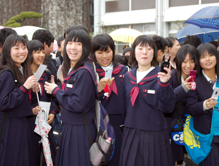 自分の番号を見つけて喜び合う受験生