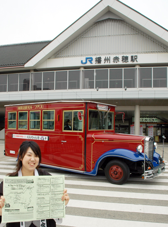 運行継続される「くらちゃん号」。車内で市内飲食店マップを配布する