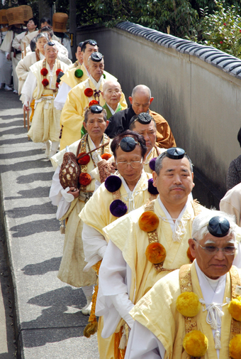 大護摩奉修の会場へ向かう山伏