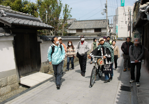 街中の風景に昔の面影を探した町歩きイベント
