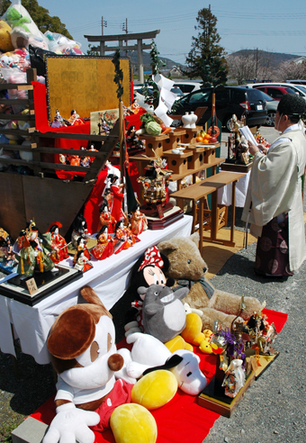 大石神社で行われた人形供養祭