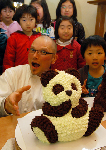 子どもたちの興味を引いた立体デコレーションケーキ