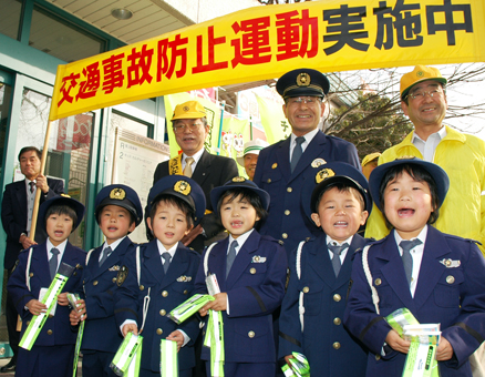 “ちびっこ警察官”も安全運転を呼びかけた街頭キャンペーン