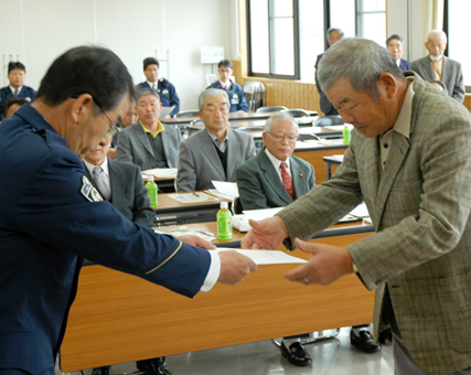 西村玉夫署長から委嘱状を受け取る委員