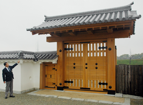 復元完成した二之丸庭園の西仕切門