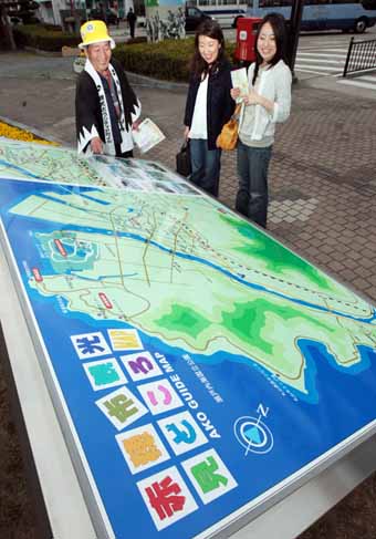 盤面が新調された駅南ロータリーの観光案内板