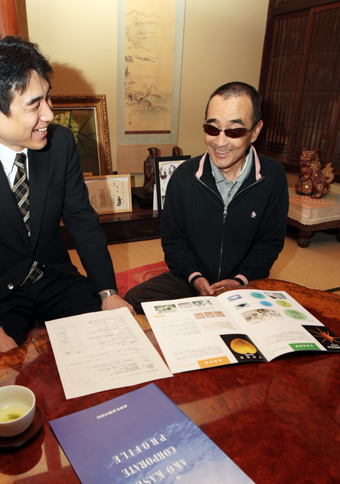 かつての部下と工場訪問のスケジュールを打ち合わせる三宅秀和さん(右)