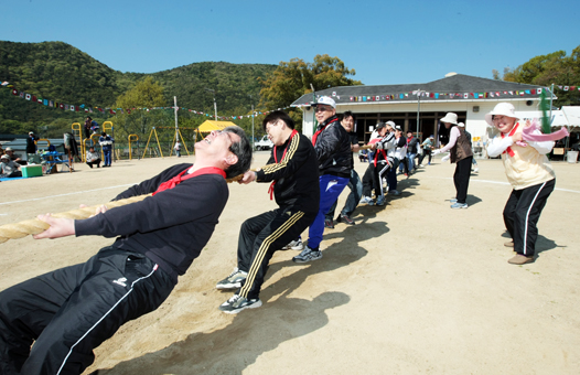 組別対抗綱引きなどで盛り上がった大津自治会のふれあい運動会