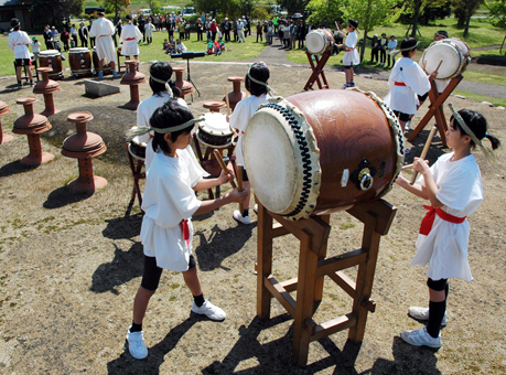 原小児童の太鼓で祝った有年原・田中遺跡公園15周年記念イベント