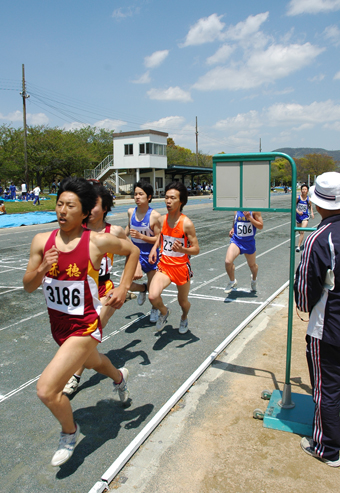 好天の下、力走する選手たち