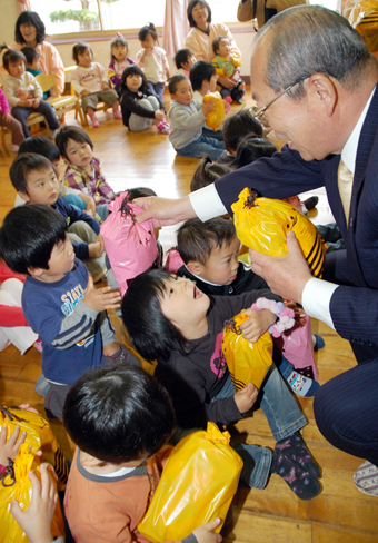 うれしそうにプレゼントを受け取る子どもたち