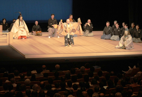 会場を埋めた観客を魅了した新作能「河勝」