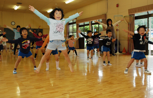 子どもたちも体操で参加=坂越幼稚園