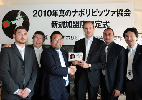 ディ・ポルツィオ会長代行=右から3人目=から感謝プレートを贈られた西川明男さん