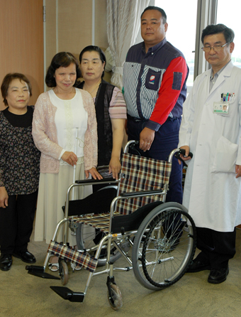 通算5台目となった市身障者福祉協会の車いす寄贈