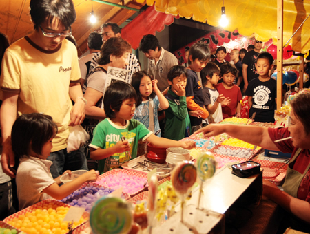 大勢の人出でにぎわった「土曜夜店」