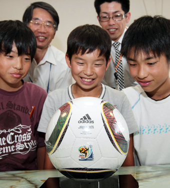 郵便局が市内各小学校にプレゼントしたW杯公式球レプリカ