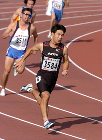 陸上男子400メートルで年代別アジア新記録を33年ぶりに塗り替えた笠原裕之選手=ゼッケン3584番