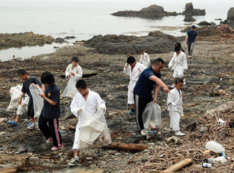 大塚海岸で清掃奉仕する赤穂YAWARAクラブのみなさん