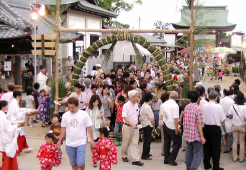 大勢の参拝客でにぎわった輪越しまつり