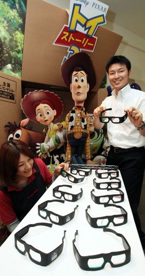 専用メガネで3D上映のスタートをPRするプラット赤穂シネマのスタッフ