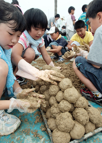子どもから大人まで参加したEM団子作り