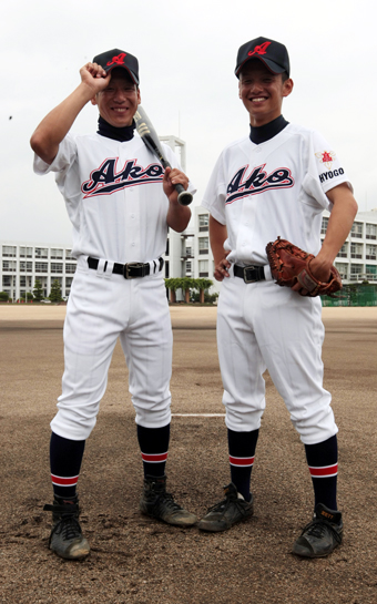 OB会から贈られた赤穂高校野球部の新ユニフォーム
