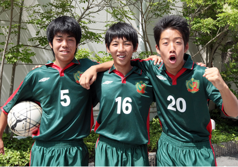憧れの日本クラブユース選手権に出場する=右から=山田、水守、川嶋3選手
