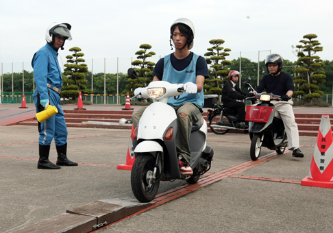 赤穂高定時制で行われた原付バイクの安全運転講習