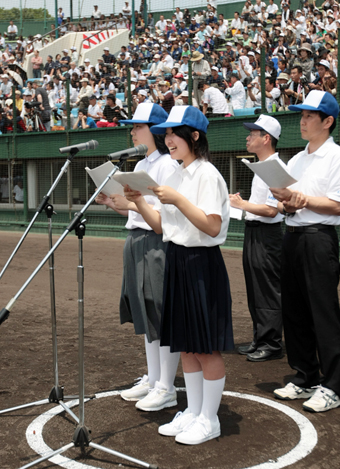 夏の高校野球兵庫大会で開会式の司会を務めた黒田真未さん=手前