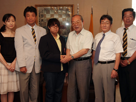 豆田正明市長を表敬訪問した台湾からの短期留学生、蔡侑師さん=左から3人目