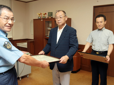 暴力団追放運動の功績で表彰された冨田さん(中)と堀井さん(右)