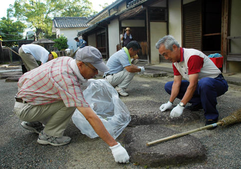 義士ゆかりの社寺を清掃奉仕するロータリークラブ会員