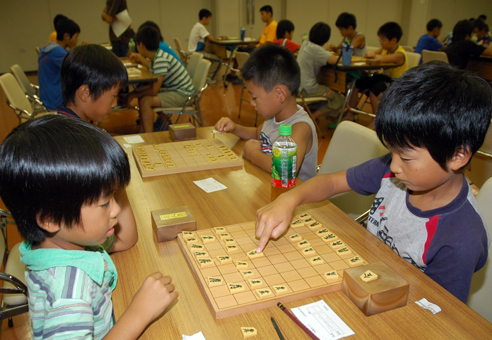 真剣な表情で対局する子どもたち