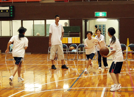 中学生に練習指導する外山英明さん