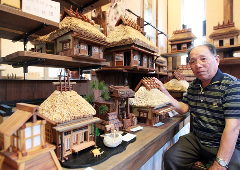 手作りのミニチュア古民家展を開いている長尾住雄さん